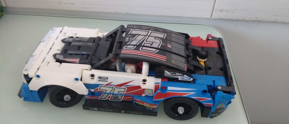 Vand sau Schimb Lego Nascar Chevrolet Camaro ZL1 (Cod: 42153)