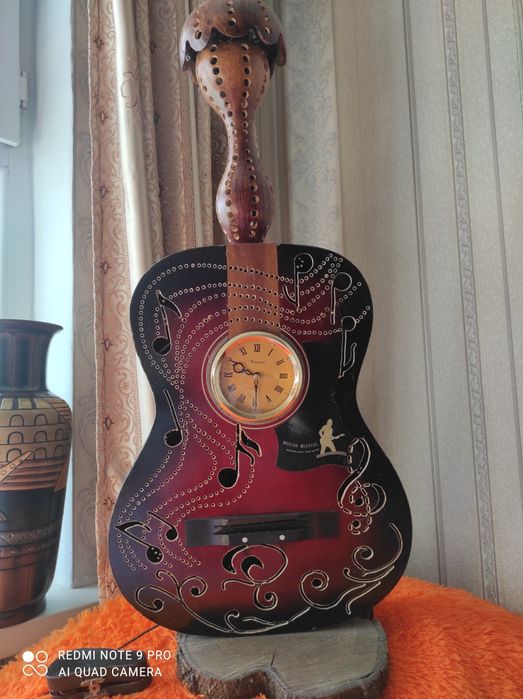 Продам 2 свительника,один с встроенными  часами.