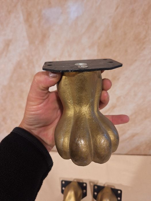 Метални лъвски лапи