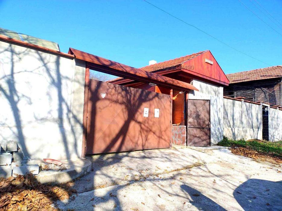 Продавам УПИ с  4 масивни къщи  и 3 постройки в с.Славщица до ЛОВЕЧ