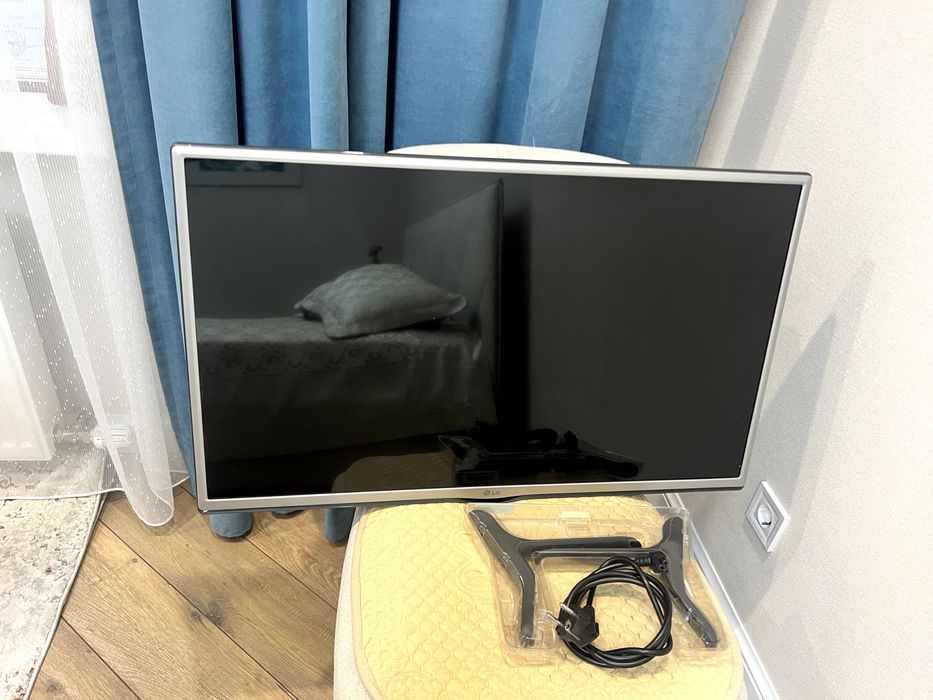 Телевизор LG, отличное состояние, с подставкой