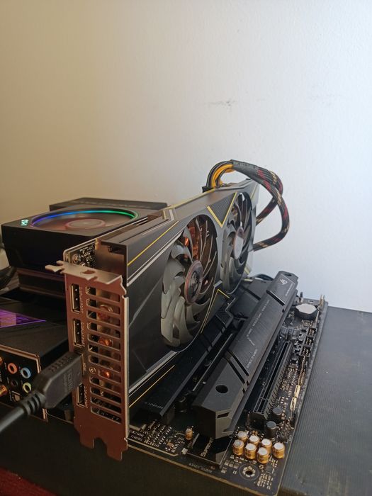 Vând placa video asrock rx 5700 xt