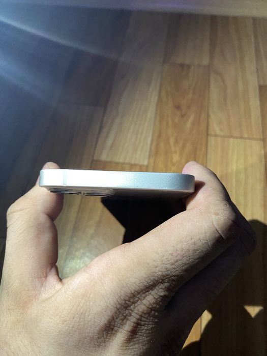 Продам iPhone 13 256 GB (белый)