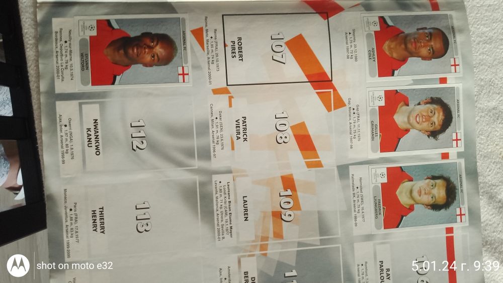 Частично попълнен албум на Панини ШЛ 2000