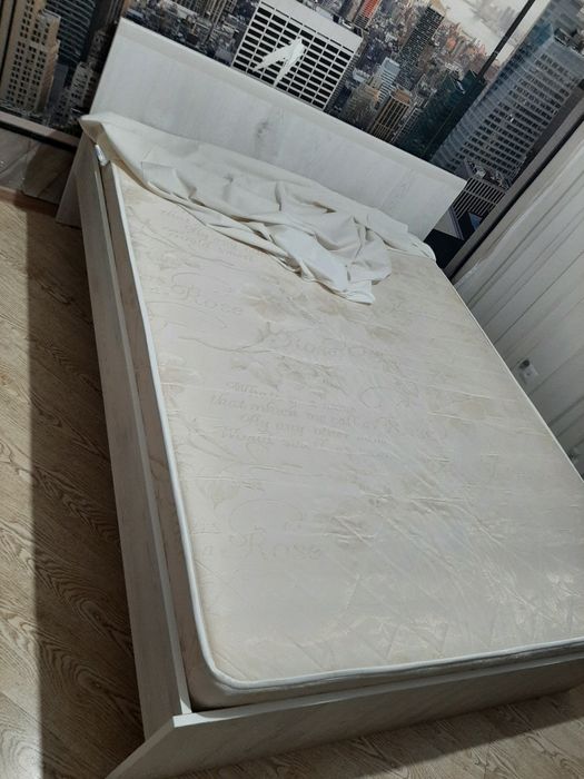 Двуспальная кровать