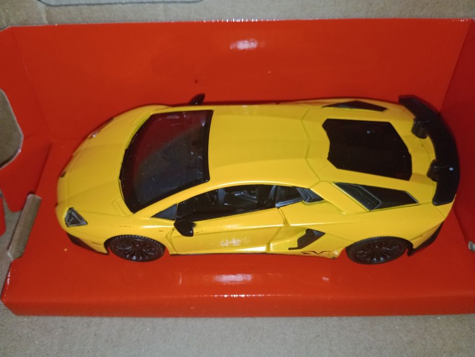 Модели машин 1/32. Yellow