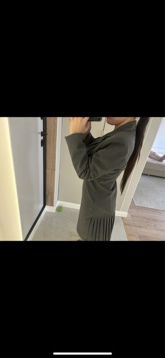 Платье пиджак серогоы цвета