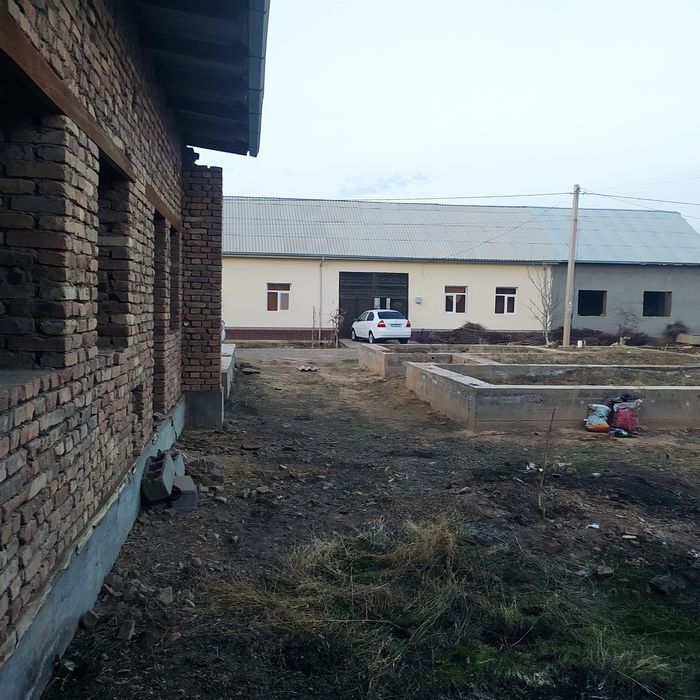 Курилиши тугалланмаган ховли