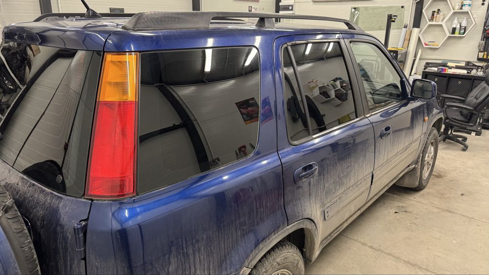 Поставяне на слънцезащитно фолио затъмняване на стъкла