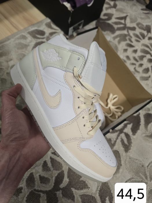 2 perechi Jordan 41 și 44,5