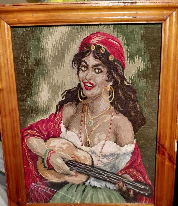 Гоблен в дървена рамка.Циганка с китара