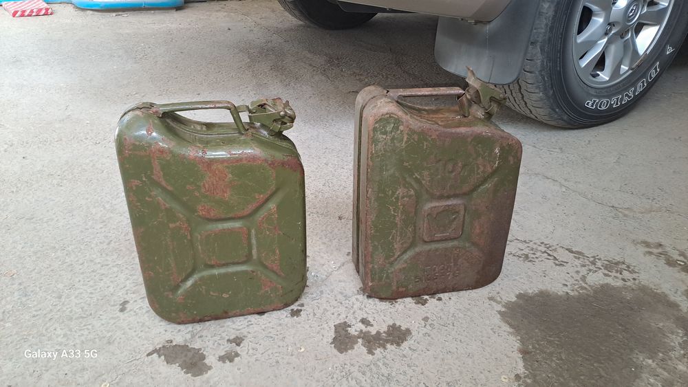 Продаётся 2 шт 10 литровые канистры. 200000 за 2 шт