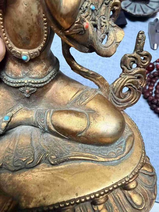 Statuie Tara din bronz aurit tibetan/nepalez, cu incrustații, patinată