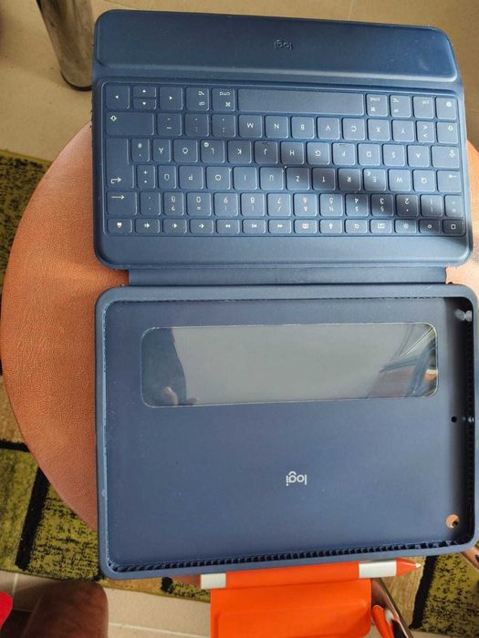 Husa + pen + alimentator pentru  tableta Apple A2602