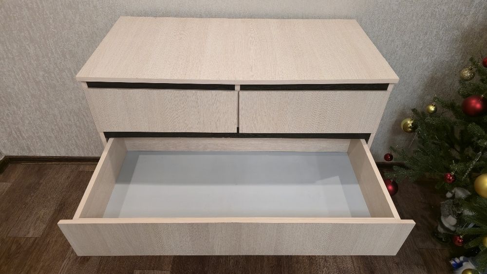 Комод с выдвижными ящиками