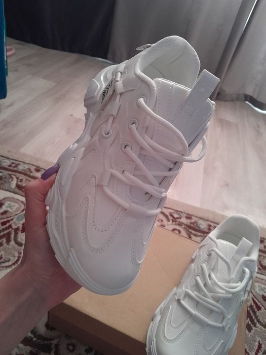 Продаются женские кроссовки