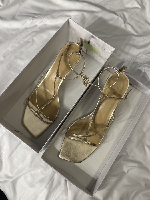 Златисти обувки на ток