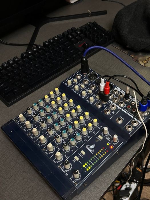 Микрафон Takstar sm-11, Пулть Behringer , Звук карта Saund ballaster