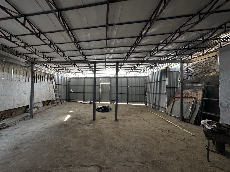 Chorsu kiyim bozori bilan 5 metr masofada sklad yashash uchun joy bor