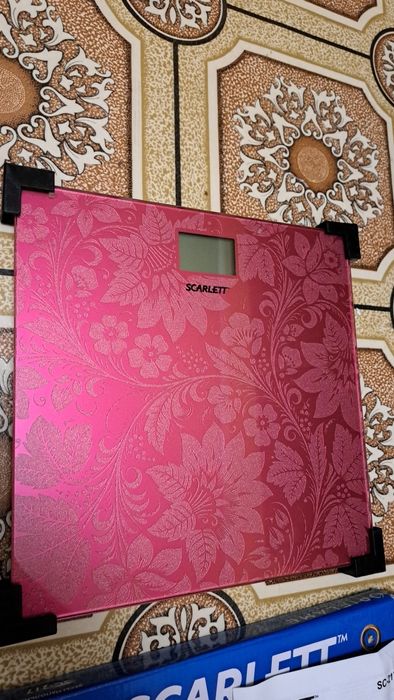 Весы напольные  фирменные.