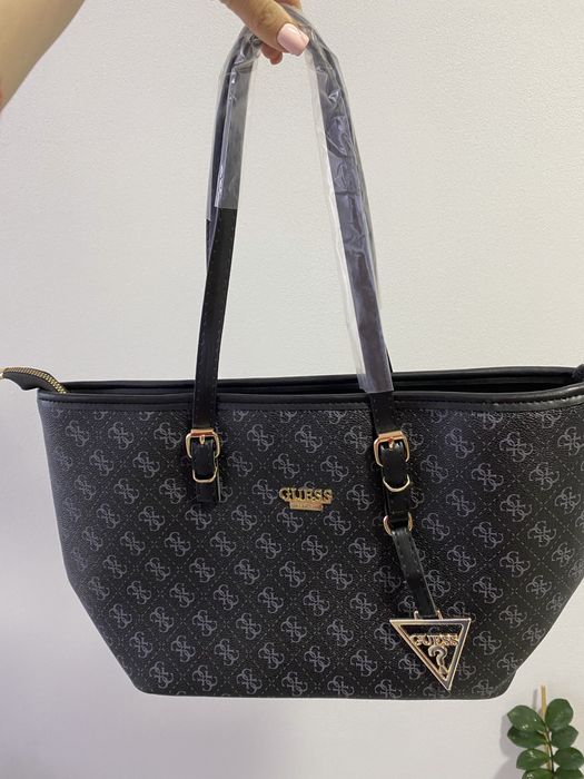 Geanta nu este originala.