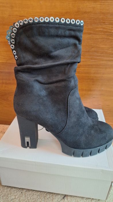 Елегантни дамски велурени боти