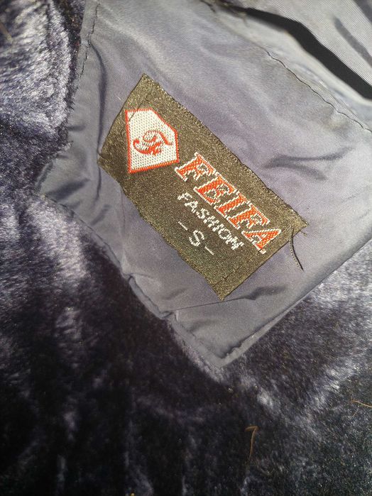 Geacă cambrată cu glugă și blăniță, cu puf