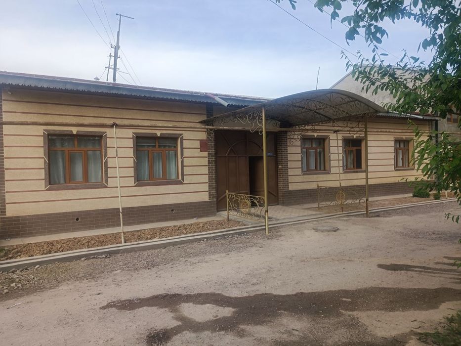 Uy sotiladi (hovli 6 so'tiq)