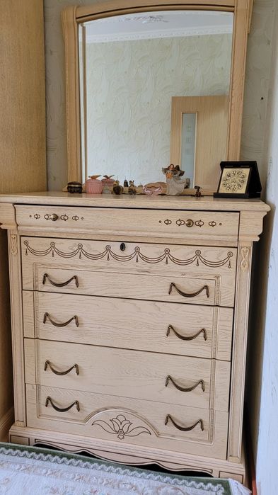 Красивый  спальный гарнитур