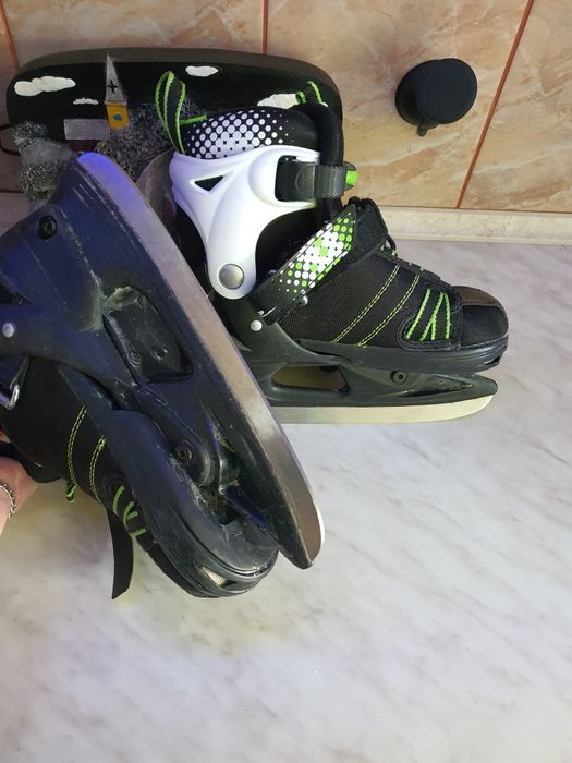 Vând patine reglabile