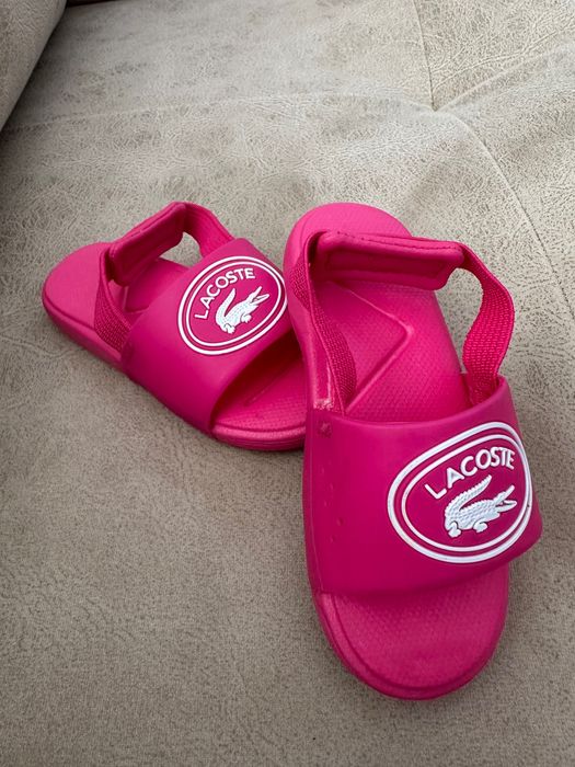 Чисто нови сандали