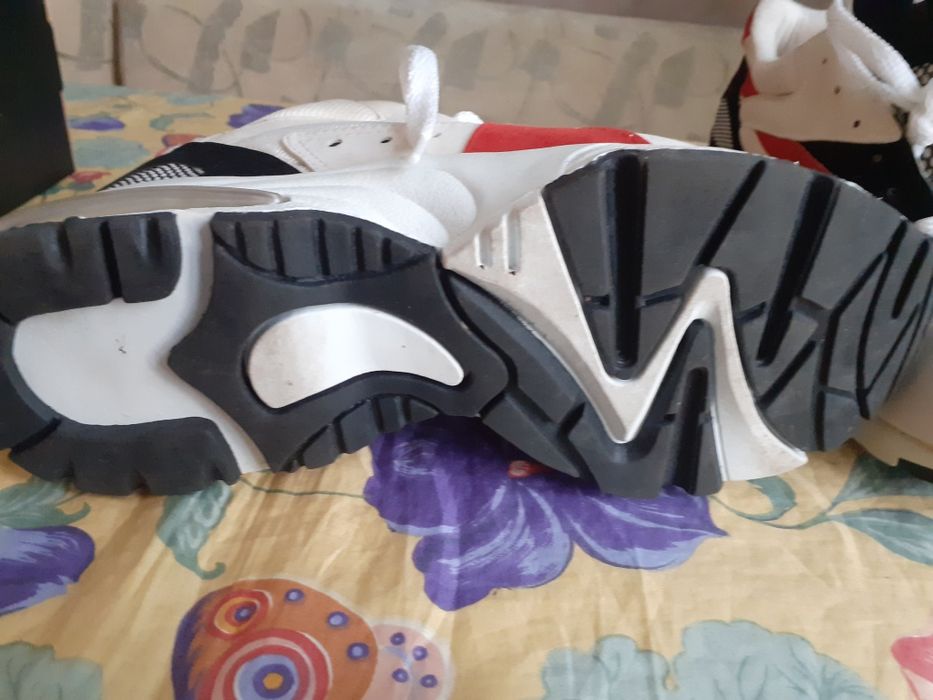 Нови спортни обувки