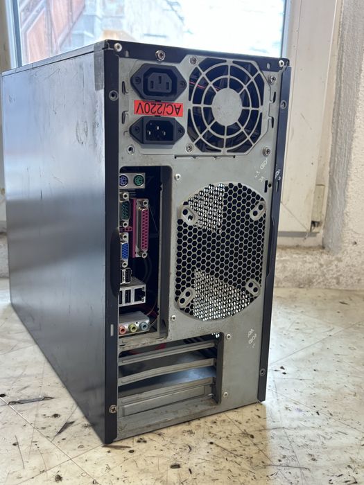 Компютър с Intel, 4гб РАМ, 160гб диск и Windows 10