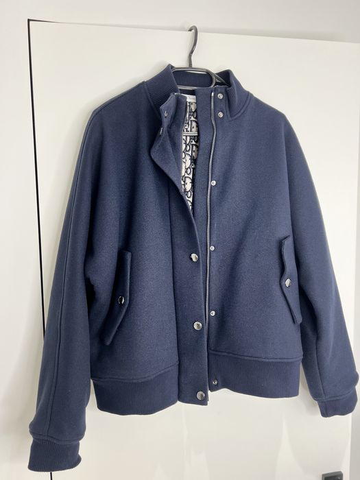 Jachetă bleumarin Dior – Design elegant și rafinat