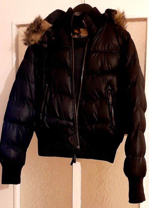 Мек пуловер и нова плътна тениска с якичка  и две гривни  със зодия и