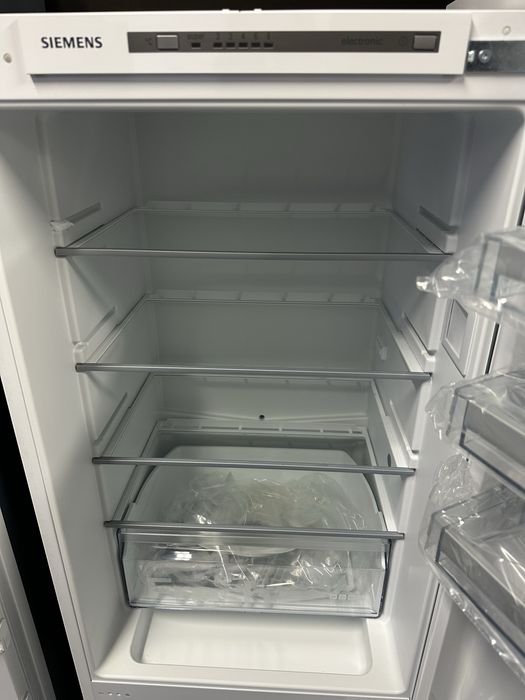Combina frigorifică încorporabilă Siemens KI77VVSF0