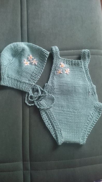 Продам вязаные детские вещи