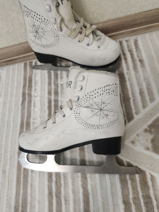Коньки фигурные.