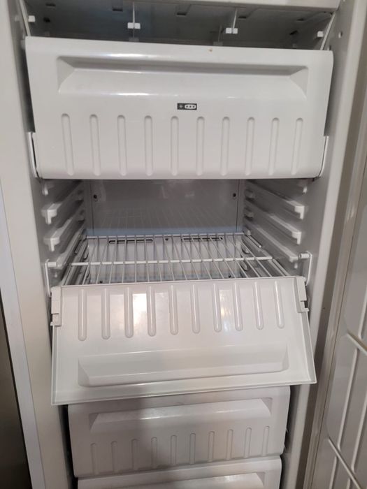 Продам морозильник Индезит, 271 литр .ноуфрост б/у