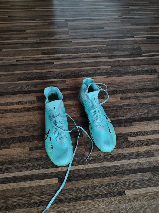 Продам футбольные бутсы