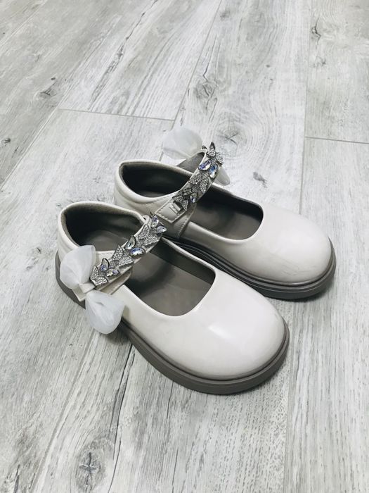 Продам обувь для девочки по 3000