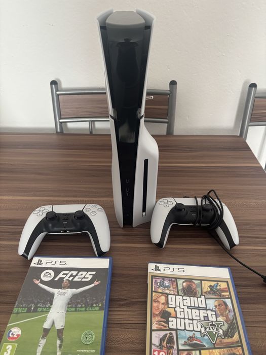 Playstation 5 cu doua manete
