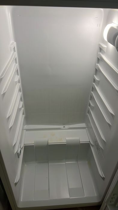 Продавам хладилник Беко