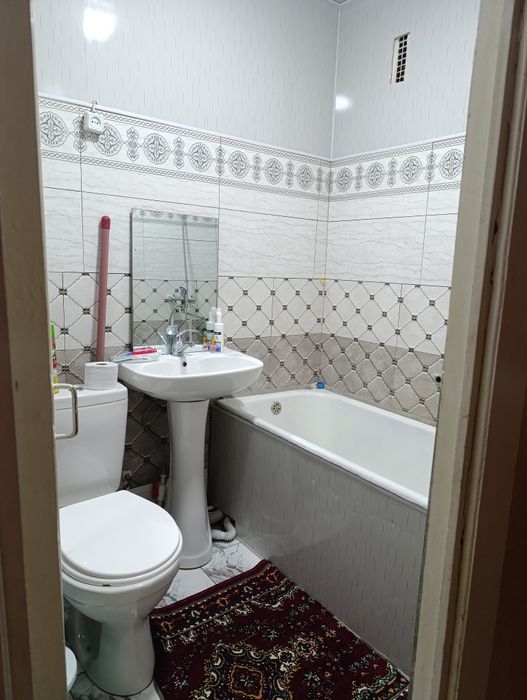 Uy sotiladi 2 xonalik oktyabr kojeniy banitsani yonida 2-xonalik