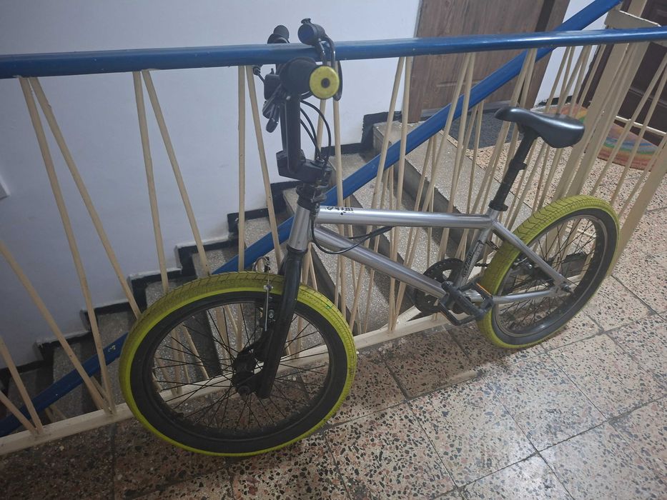 Vand bicicletă bmx,in stare buna!poate fi folosita pana la varsta de 14 ani.nu trimit prin curier!zona de ridicare mega mall