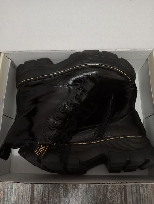 Сапоги Кари демисезонные лакированные.