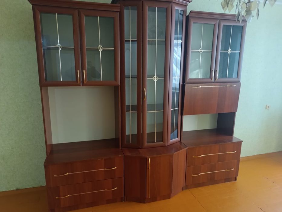 Отдам даром двери и сервант