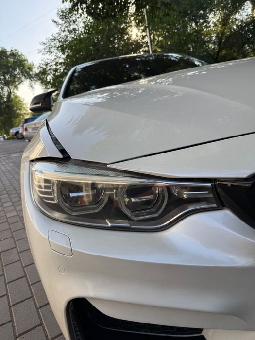 Продам правую фара от BMW F30