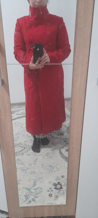 Красное красивое пальто