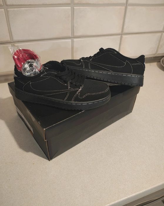 Nike Jordan 1 low Travis Scott Black Phantom – Negru
 Mărime: 36